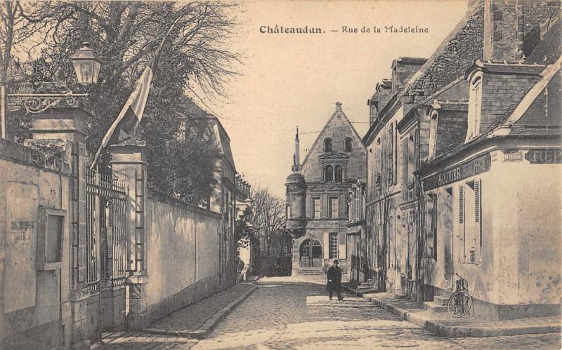 Carte postale ancienne Chateaudun - Rue De La Madeleine à Châteaudun