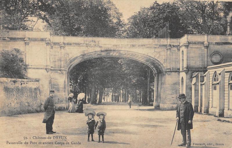 Carte postale ancienne Chateau De Dreux - Passerelle Du Parc Et Ancien Corps De Garde à Dreux