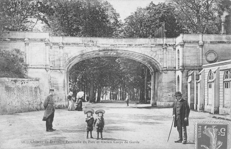 Carte postale ancienne Chateau De Dreux - Passerelle Du Parc En Ancien Corps De Garde à Dreux