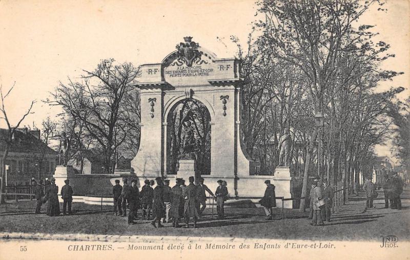 Carte postale ancienne Chartres - Monument Eleve A La Memoire Des Enfants D'Eure Et Loir à Chartres