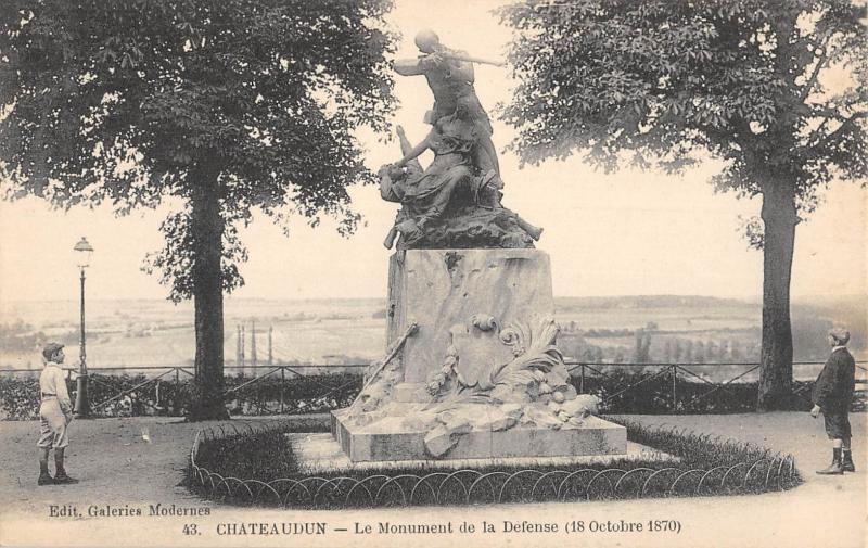 Carte postale ancienne Chateaudun - Le Monument De La Defense à Châteaudun