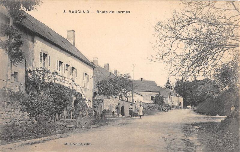 Carte postale ancienne Vauclaix - Route De Lormes à Vauclaix