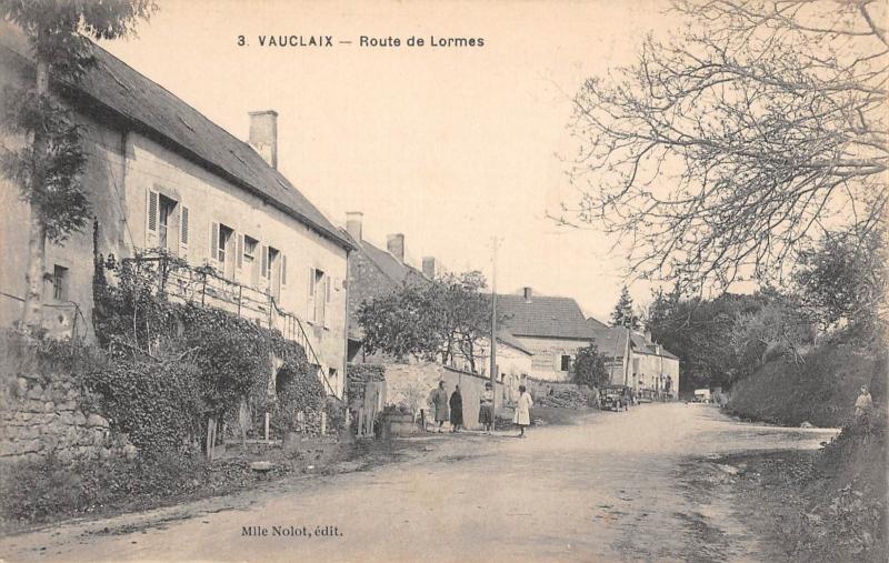 Carte postale ancienne Vauclaix - Route De Lormes à Vauclaix