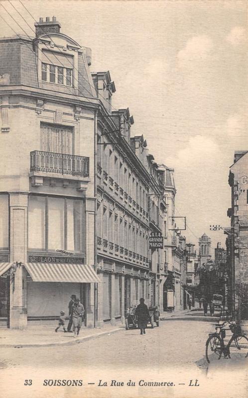 Carte postale ancienne Soissons - La Rue Du Commerce à Soissons