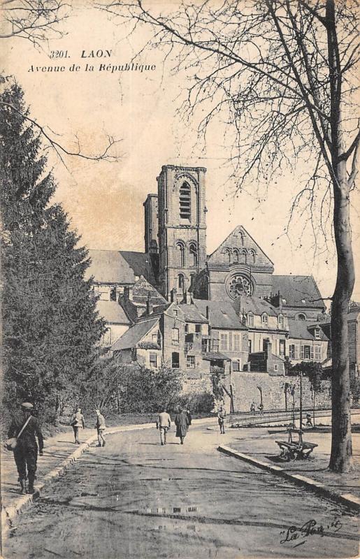 Carte postale ancienne Laon - Avenue De La Republique à Laon