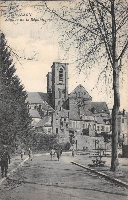 Carte postale ancienne Laon - Avenue De La Republique à Laon