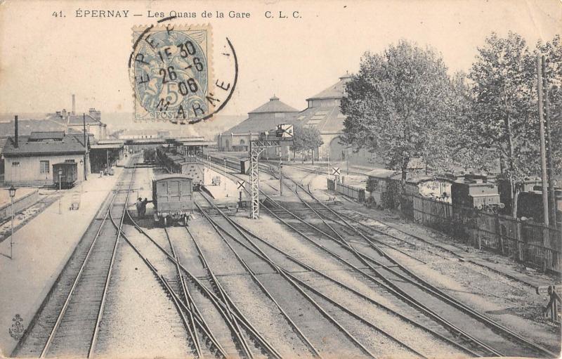 Carte postale ancienne Epernay - Les Quais De La Gare à Épernay