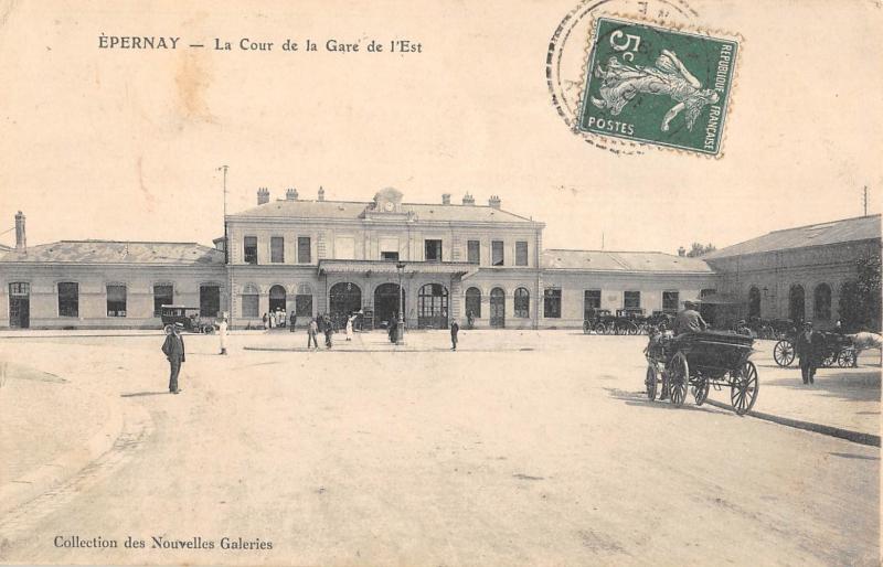Carte postale ancienne Epernay - La Cour De La Gare De L'Est à Épernay