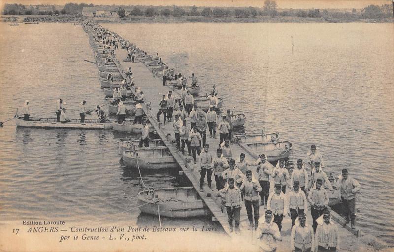 Carte postale ancienne Angers - Construction D'Un Pont De Bateaux Sur La Loire à Angers