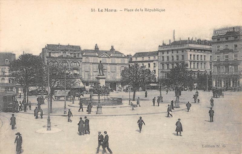 Carte postale ancienne Le Mans - Place De La Republique au Mans