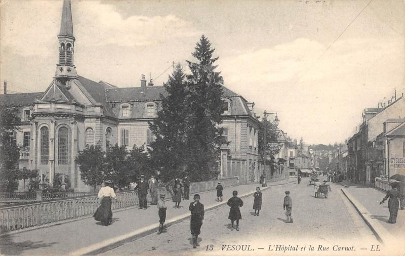 Carte postale ancienne Vesoul - L'Hopital Et La Rue Carnot à Vesoul