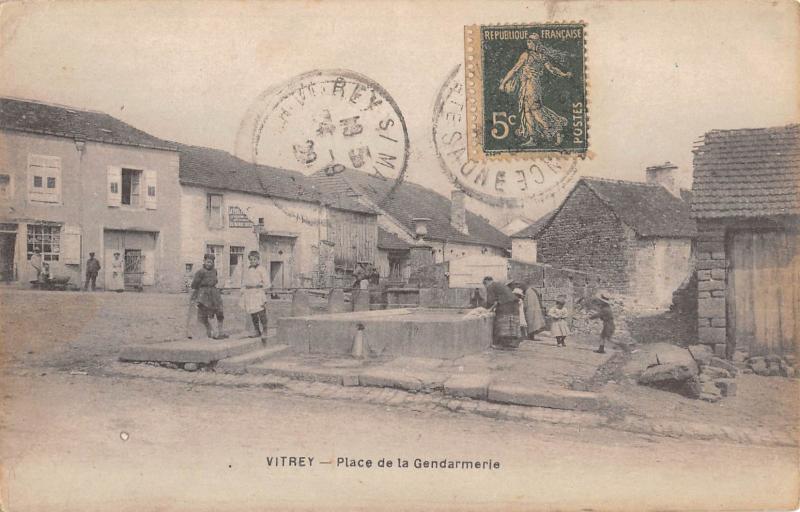 Carte postale ancienne Vitrey - Place De La Gendarmerie