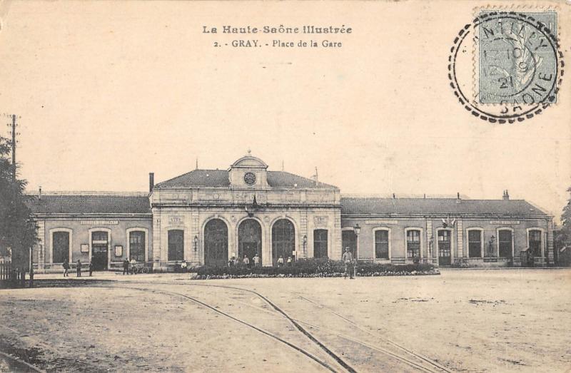 Carte postale ancienne Gray - Place De La Gare à Gray