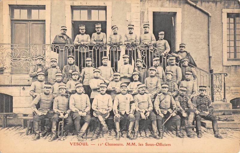 Carte postale ancienne Vesoul - 11e Chasseurs - Mm Les Sous Officiers à Vesoul