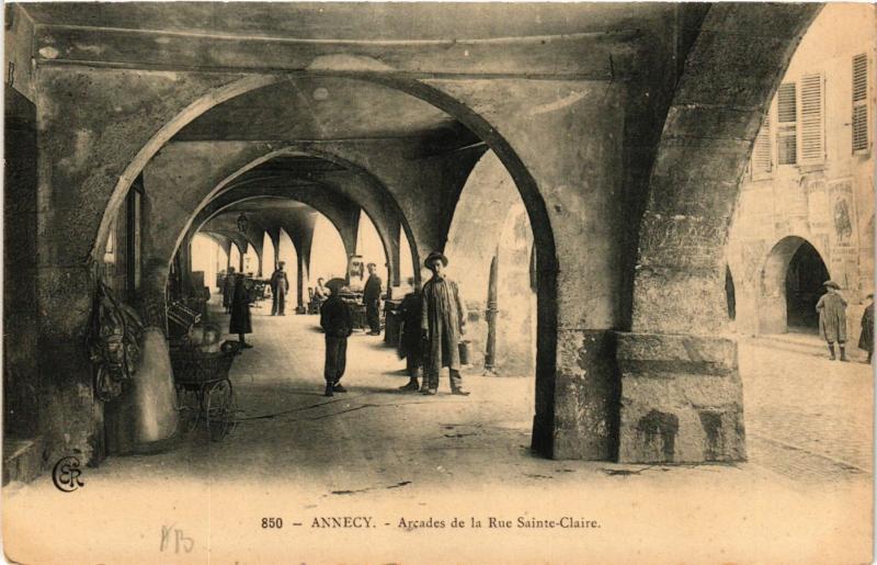 Carte postale ancienne Annecy - Arcades de la Rue Sainte-Claire à Annecy