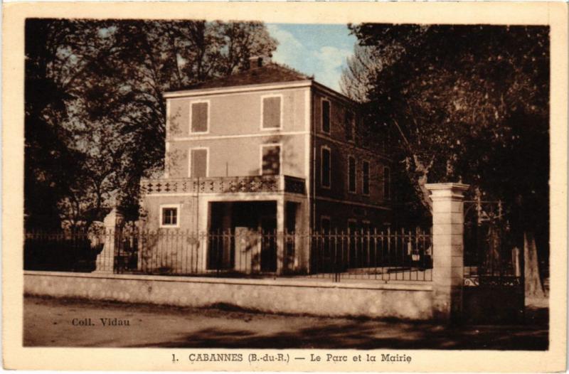 Carte postale ancienne Cabannes Le Parc et la Mairie à Cabannes