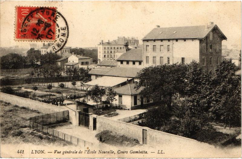 Carte postale ancienne Lyon - Vue générale de l'Ecole Nouvelle Cours Gambetta à Lyon