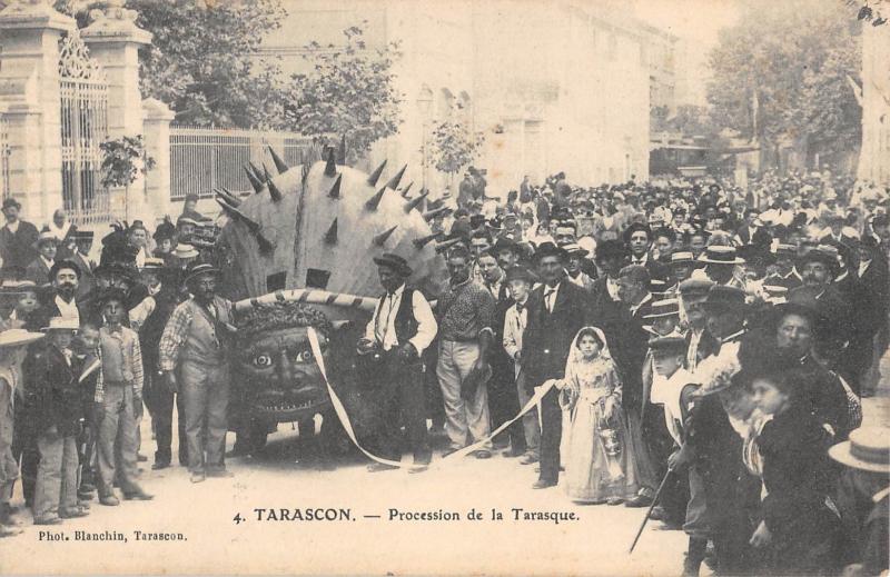 Carte postale ancienne Tarascon - Procession De La Tarasque à Tarascon