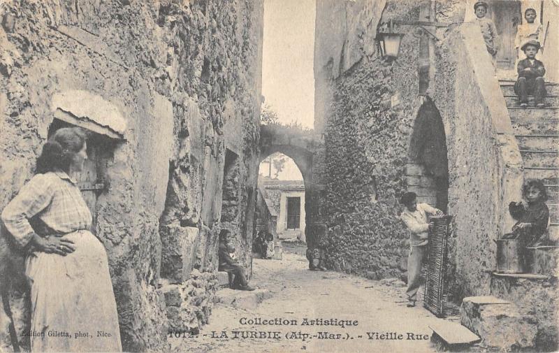 Carte postale ancienne La Turbie - Vieille Rue à La Turbie