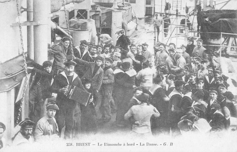 Carte postale ancienne Brest - Le Dimanche A Bord - La Danse à Brest