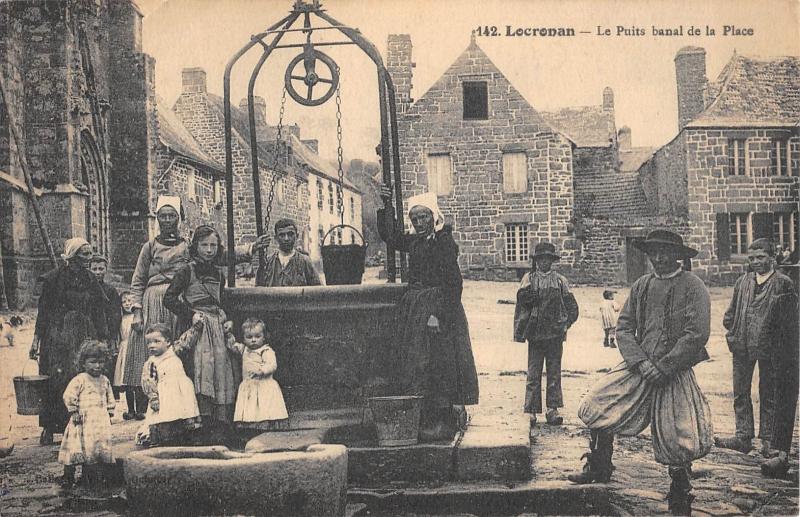 Carte postale ancienne Locronan - Le Puits Banal De La Place à Locronan