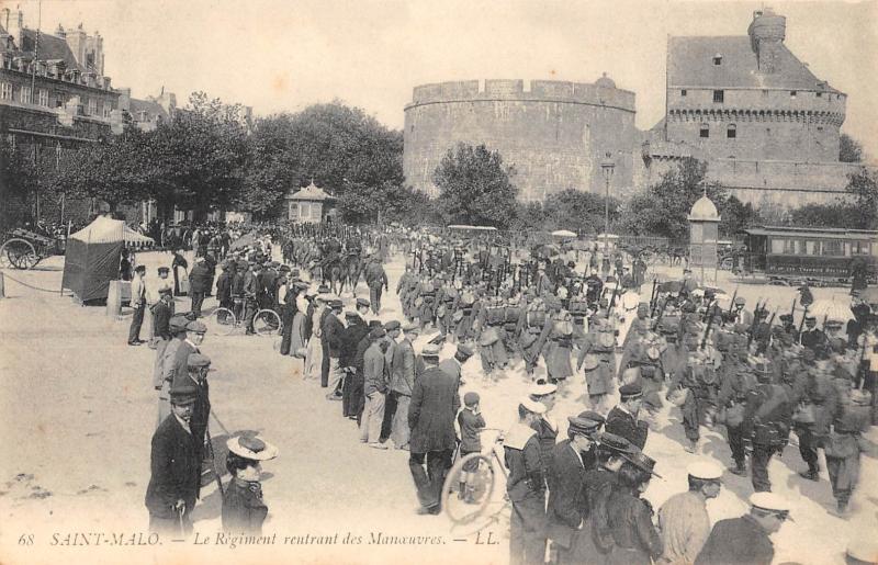 Carte postale ancienne Saint Malo - Le Regiment Rentrant De Manoeuvres à Saint-Malo