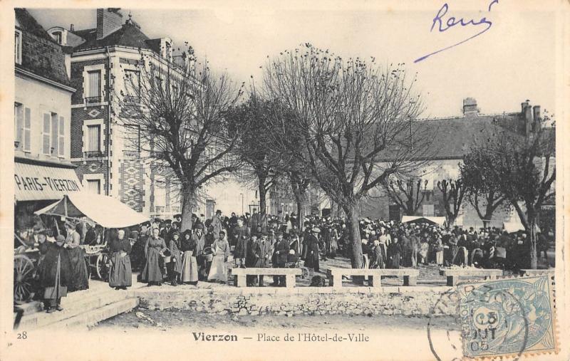 Carte postale ancienne Vierzon - Place De L'Hotel De Ville à Vierzon