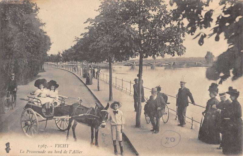Carte postale ancienne Vichy - La Promenade Au Bord De L'Allier à Vichy