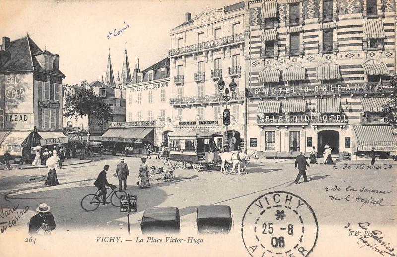 Carte postale ancienne Vichy - La Place Victor Hugi à Vichy