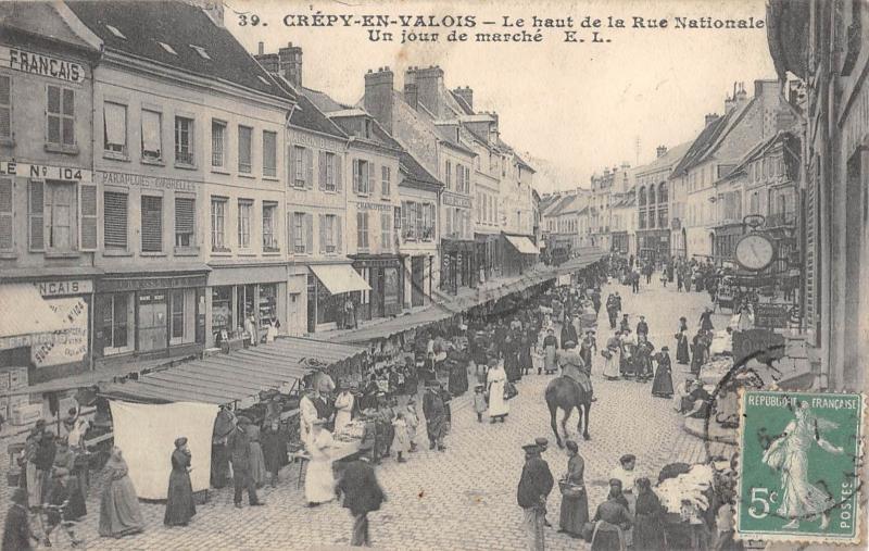 Carte postale ancienne Crepy En Valois - Le Haut De La Rue Nationale - Un Jour De Marche à Crépy-en-Valois