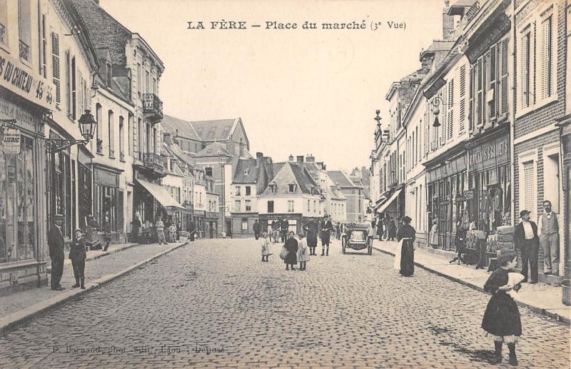 Carte postale ancienne La Fere - Place Du Marche - 3e Vue à La Fère