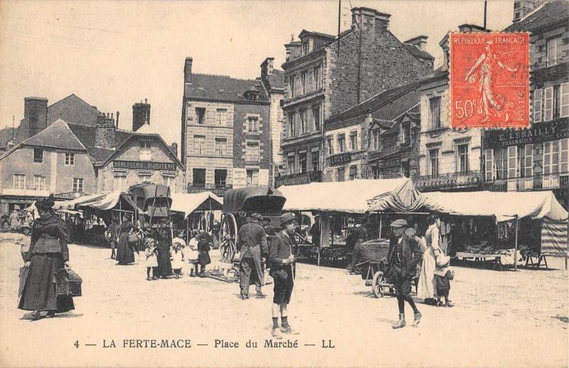 Carte postale ancienne La Ferte Mace - Place Du Marche à La Ferté Macé