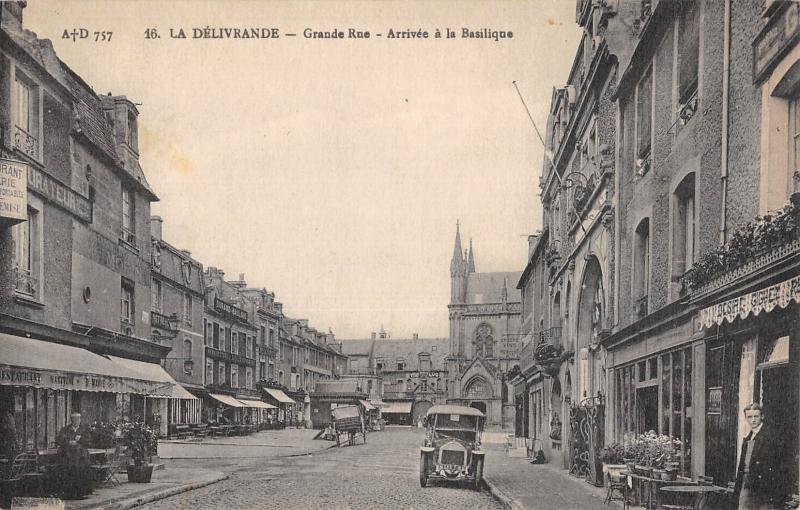 Carte postale ancienne La Delivrande - Grande Rue - Arrivee A La Basilique