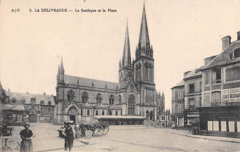 Carte postale ancienne La Delivrande - La Basilique Et La Place