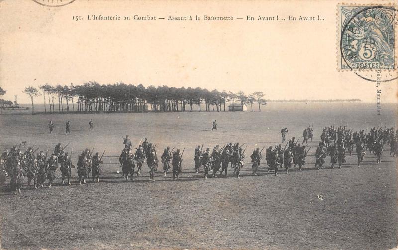 Carte postale ancienne L'Infanterie Au Combat - Assaut A La Baionnette - En Avant
