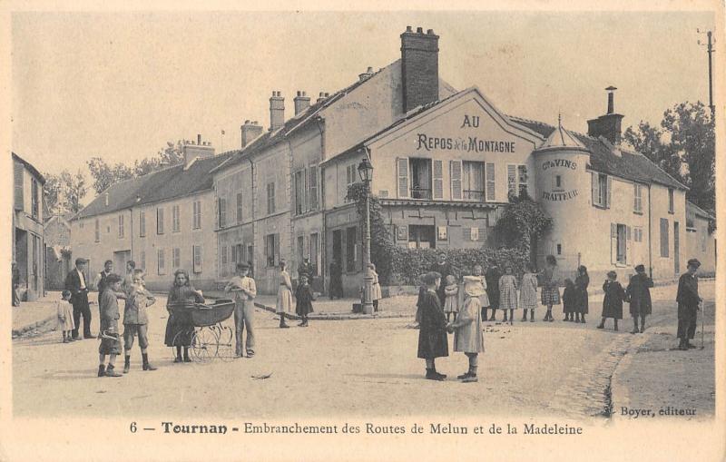 Carte postale ancienne Tournan En Brie - Embranchement Des Routes De Melun Et De La Madeleine à Tournan-en-Brie