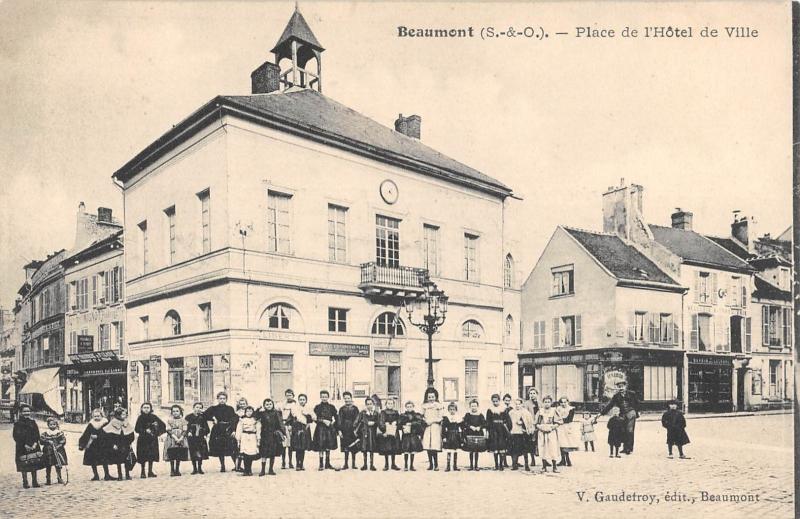 Carte postale ancienne Beaumont - Place De L'Hotel De Ville