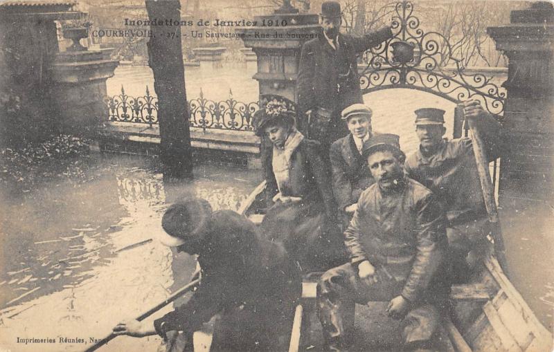 Carte postale ancienne Courbevoie - Inondations 1910 - Un Sauvetage Rue Du Souvenir à Courbevoie