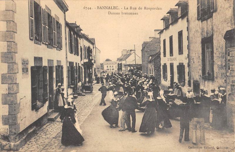 Carte postale ancienne Bannalec - La Rue De Rosporden - Danses Bretonnes à Bannalec