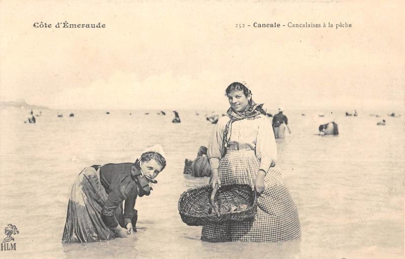 Carte postale ancienne Cancale - Cancalaises A La Peche à Cancale