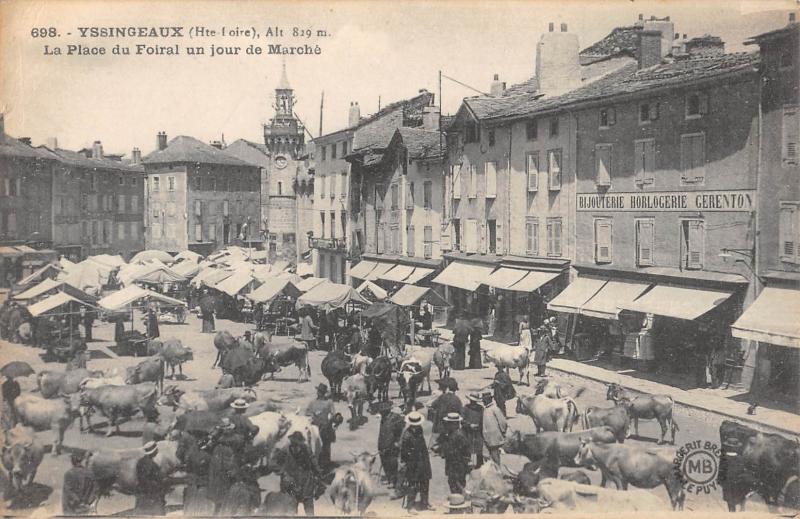 Carte postale ancienne Yssingeaux - La Place Du Foiral Un Jour De Marche à Yssingeaux