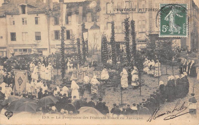 Carte postale ancienne Saugues - La Procession Des Penitents Blancs En Auvergne à Saugues