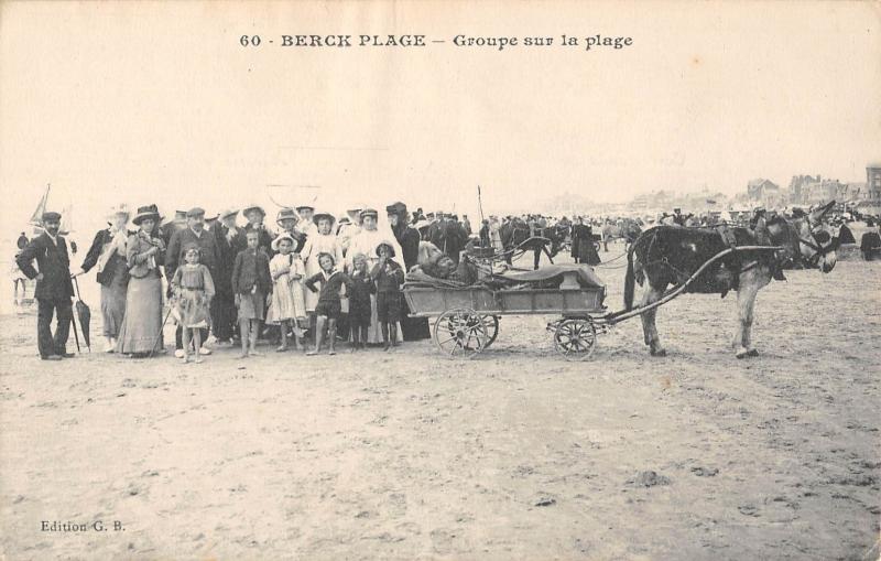 Carte postale ancienne Berck Plage - Groupe Sur La Plage - cliché pas courant à Berck
