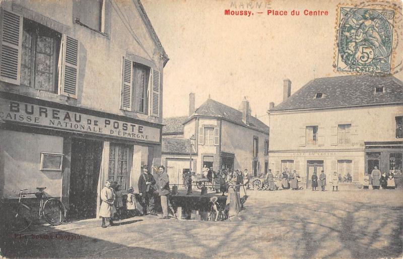 Carte postale ancienne Moussy - Place Du Centre à Moussy