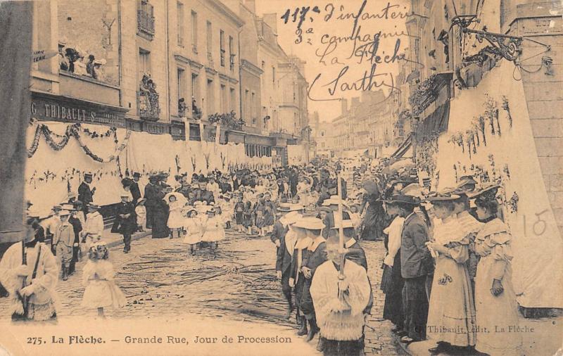 Carte postale ancienne La Fleche - Grande Rue - Jour De Procession à La Flèche