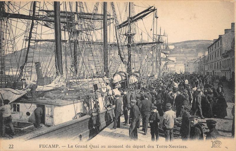 Carte postale ancienne Fecamp - Le Grand Quai Au Moment Du Depart Des Terre Neuviers à Fécamp