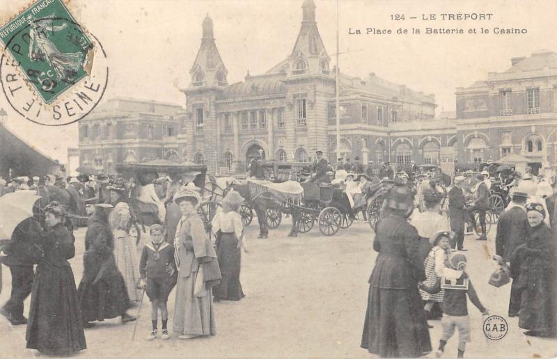 Carte postale ancienne Le Treport - La Place De La Batterie Et Le Casino au Tréport