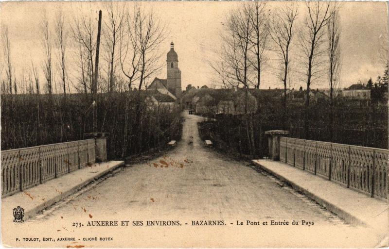 Carte postale ancienne Bazarnes le pont et entree du pays à Bazarnes
