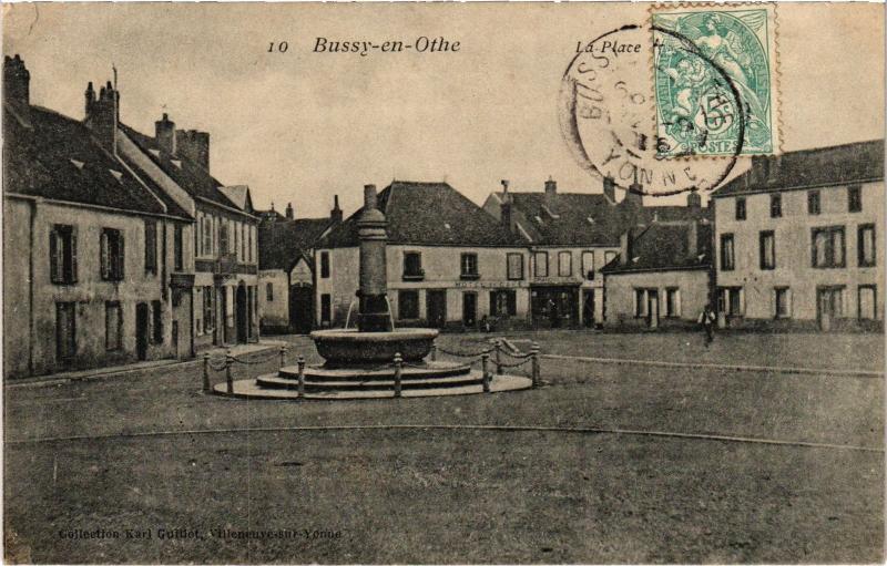 Carte postale ancienne Bussy en Othe la place à Bussy-en-Othe