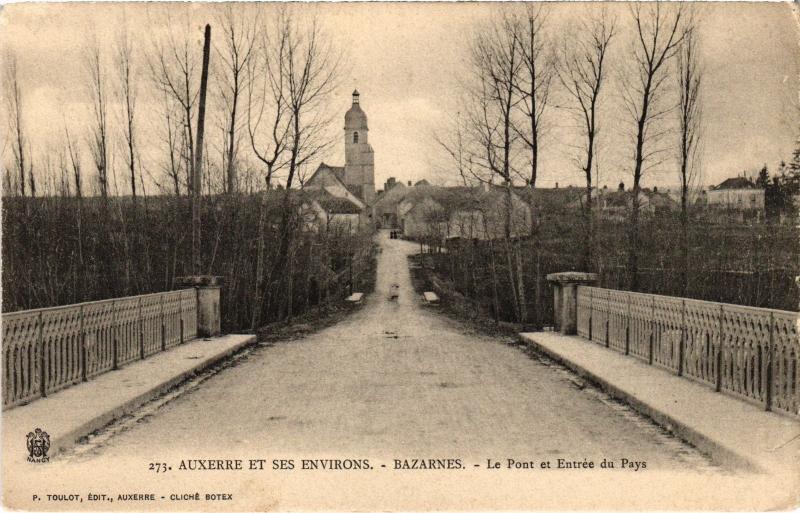 Carte postale ancienne Bazarnes le pont et entree du pays à Bazarnes